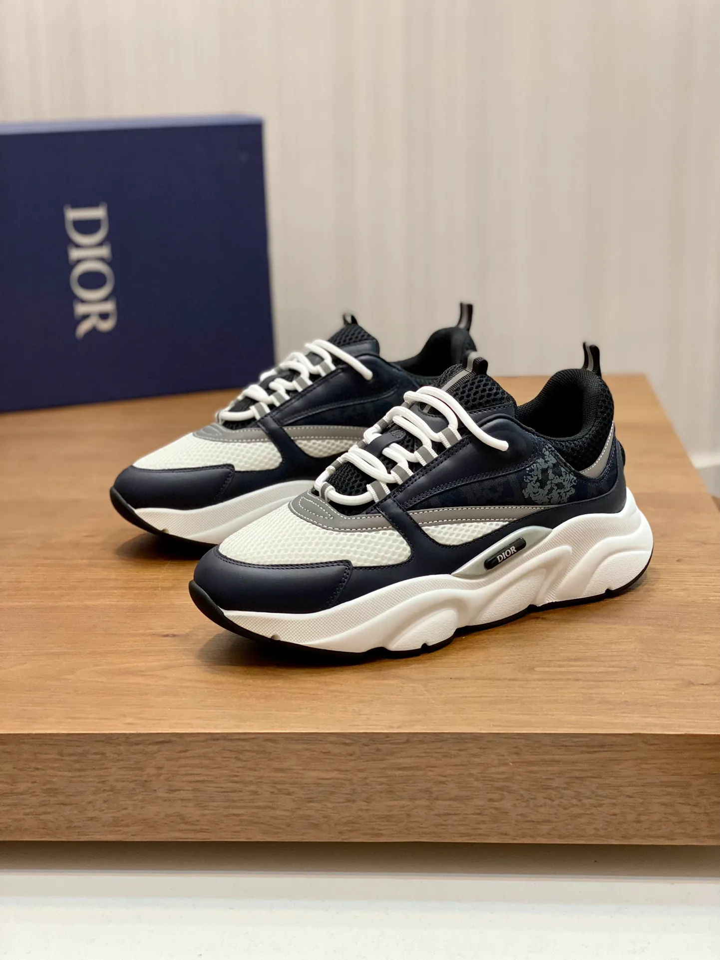 Factory price: 500💰 Dior B22 men's jogging fashion sneakers. This item draws inspiration from retro jogging shoes. It adopts a thick low-top design, with an upper made of leather and mesh fabric, and a black and white engraved rubber sole. The side is decorated with an embossed "Di~r" logo. Code number: 38-45 (38, 45, 46 can be customized)